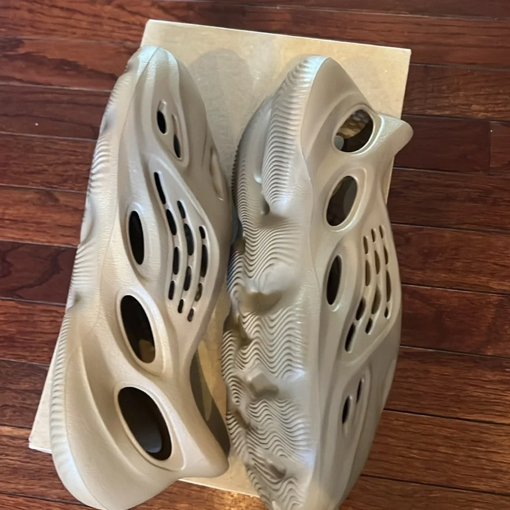 Yeezy Foam RNR - Picture 3 of 8